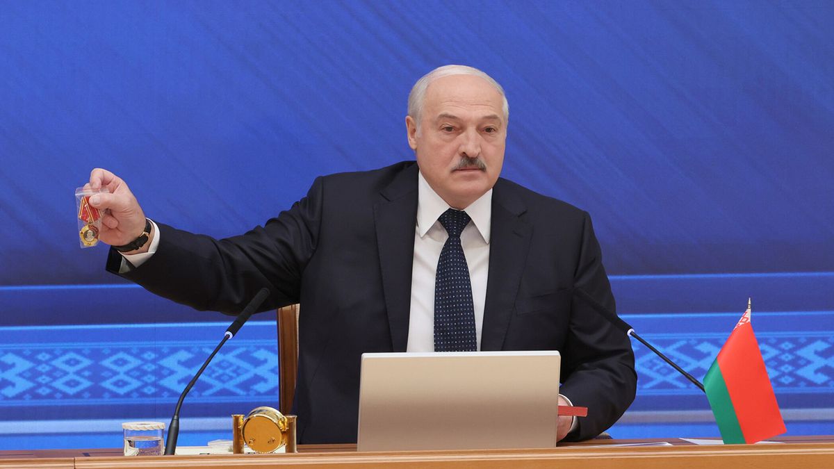 Lukašenkův „cukr a bič“. Chystá amnestii, ale ve velkém posílá za mříže